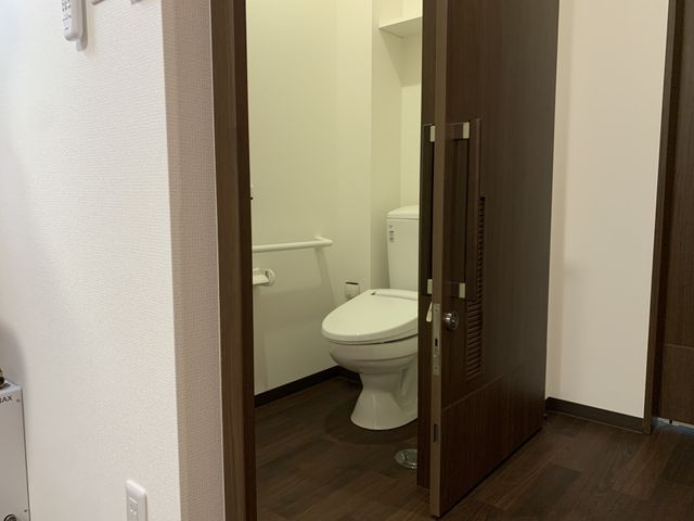 清潔感のあるトイレ空間 トイレ 手すり付きで安全を考慮したトイレスペースです。プライバシーも配慮され、心地よい日々を支えます。