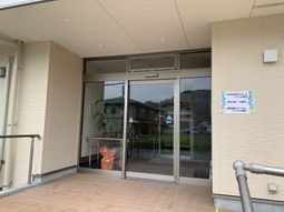 エントランスの明るい外観
