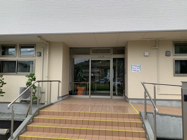 温かみのあるエントランス エントランス ゆったりとした階段と手すりが設けられた出入口は、明るく開放感があります。訪れる方々を温かく迎えてくれるでしょう。