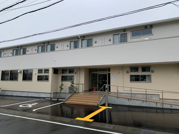 白い建物のエントランス