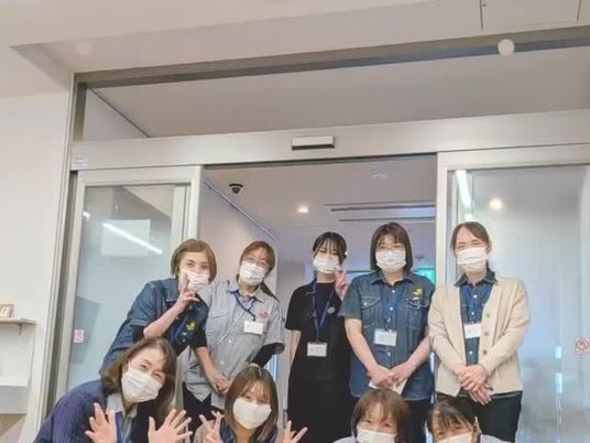 マスク姿のスタッフ集合