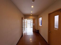 明るい廊下の入口  