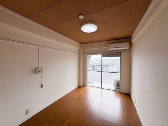 明るい居室の一室  
