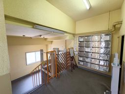 集合ポストのある廊下  