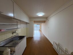 明るいキッチンの廊下  