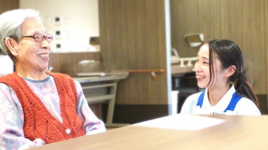 笑顔の会話をする場面