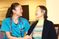 笑顔の女性たちの会話