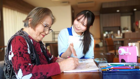 笑顔の二人の様子