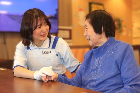 交流するスタッフと利用者