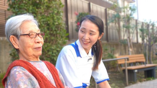 介護士と入居者の交流