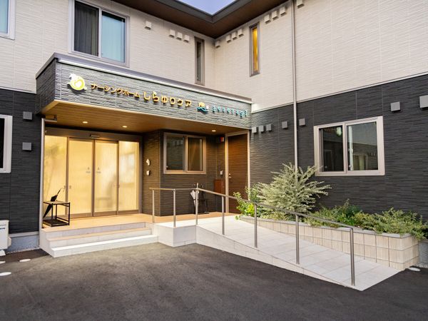 広いエントランス外観