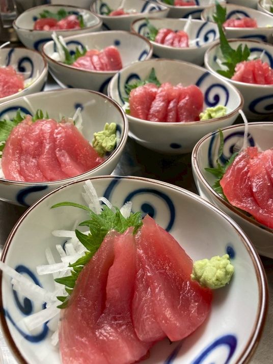 美しく盛り付けられた料理