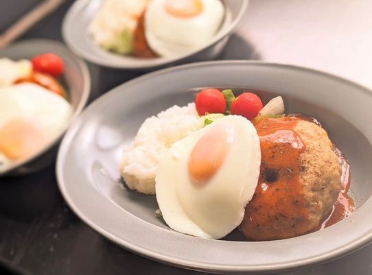 彩り豊かな料理の皿