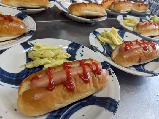 昼食メニューのホットドッグ