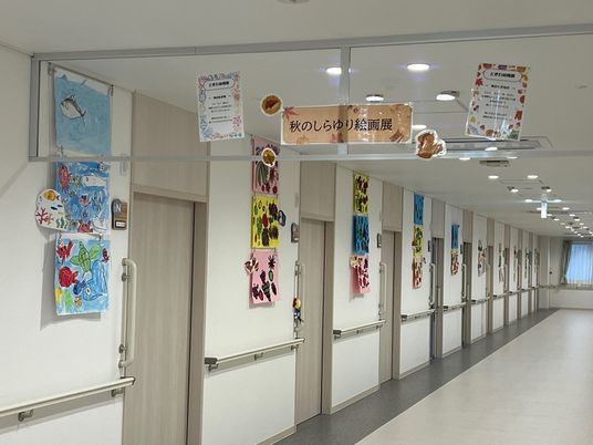 絵画が飾られた廊下