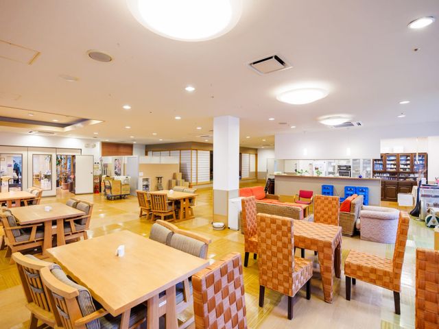 広々とした明るい空間ダイニングルーム ダイニングルーム   広々とした空間で、くつろぎながら食事を楽しめます。自然光が優しく差し込む明るい場所です。