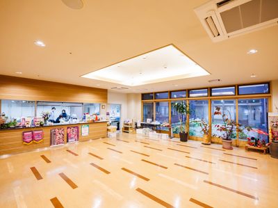 広々とした明るいラウンジ