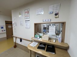 受付がある明るい廊下