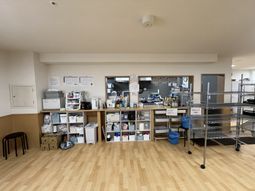 備品が揃う棚のある部屋