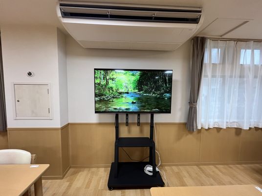 テレビと窓がある部屋