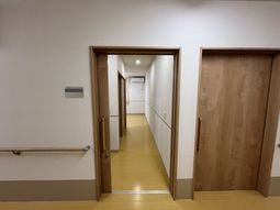 明るい木製の廊下