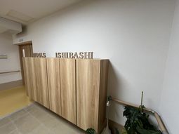 木製の収納キャビネット廊下