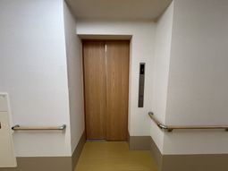 手すり付きのエレベーター