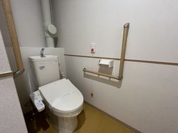 手すり付きのトイレ