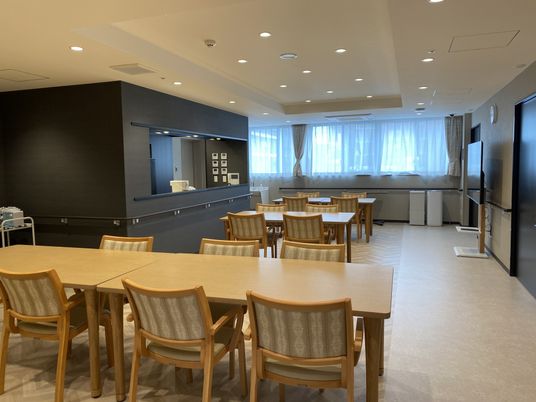 共有スペースの明るい食堂