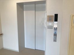 広々としたエレベーター