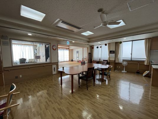 シンプルな広々とした多目的室