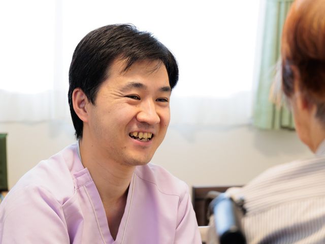 笑顔のスタッフと利用者の会話 スタッフイメージ スタッフが親身になって利用者と対話していますので、温かいコミュニケーションが期待できます。