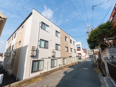落ち着いた外観の建物