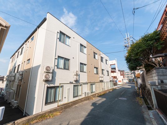 落ち着いた外観の建物