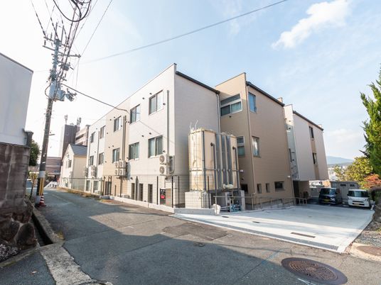 道路に面した建物外観