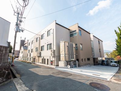 道路に面した建物外観