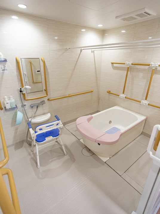 落ち着いた色調で設備が整った浴室