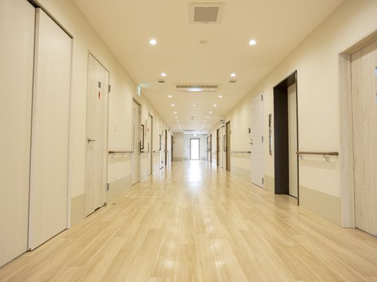 長い明るい廊下