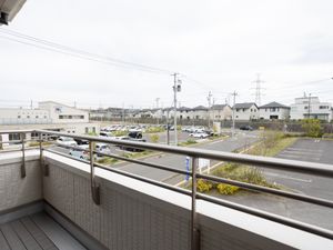 外からのぞく居室の窓