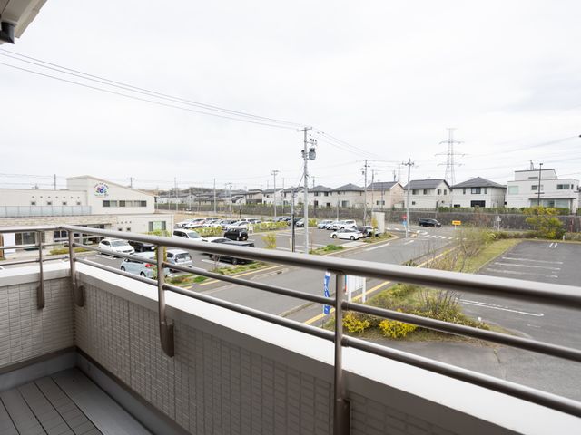 外からのぞく居室の窓 バルコニー 開放的なバルコニーからは、外の様子を気軽に眺められ、心地よい風が感じられる空間です。