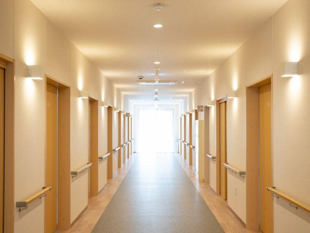 広く明るい廊下 廊下 ゆったりとした廊下は明るく、落ち着いた雰囲気があります。安全に配慮した手すりが設けられ、快適にお過ごしいただけます。