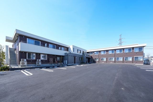 和やかなケアの瞬間 外観 明るい雰囲気の中で、利用者様とのコミュニケーションを大切にしたケアが実践できます。