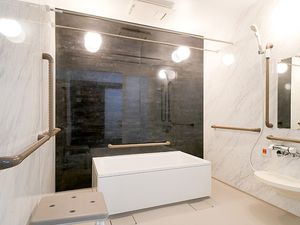明るい浴室  