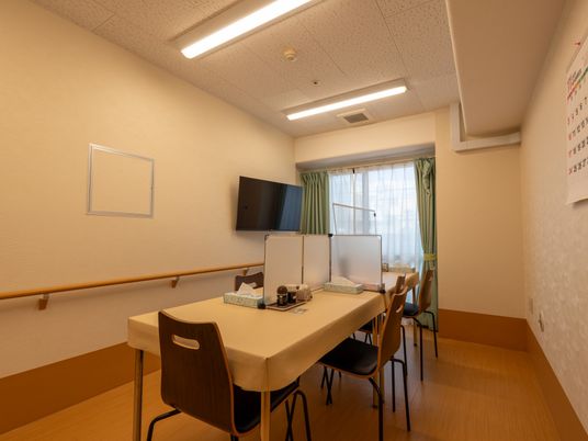四人用テーブルの部屋