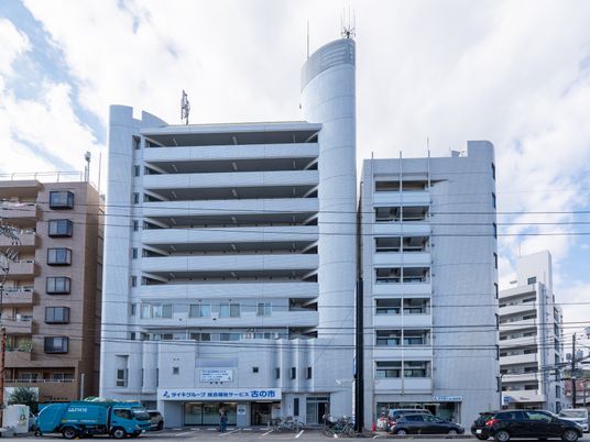 白い建物の外観