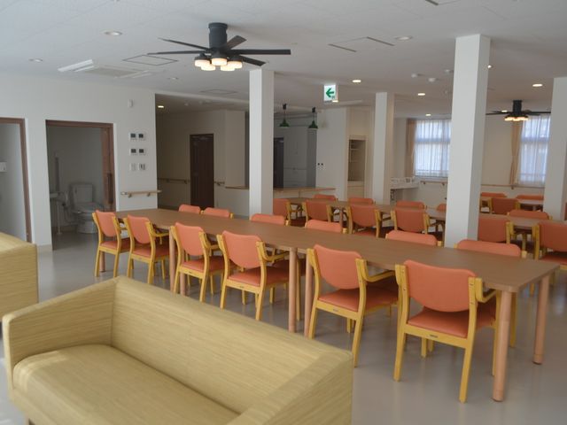 優しさを持って対応するスタッフの仕事風景 居室 心温まる対話を行いながら、ご入居者のサポートを行うやりがいのある仕事です。