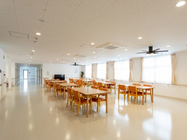 癒しの時間を約束する食堂 ダイニングルーム 広々と開放的なダイニングで、ゆったりとした食事の時間をお過ごしいただけます。