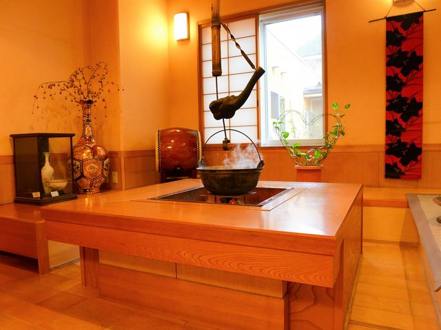 和の趣が漂う居室 居室   和の趣が漂う居室です。自然の光が差し込む窓際で、リラックスした時間を過ごせます。