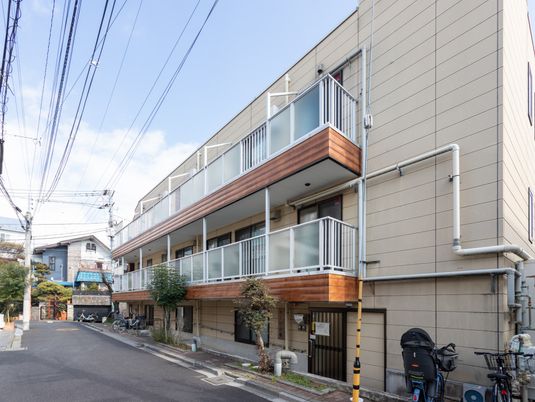 明るい外壁の施設建物