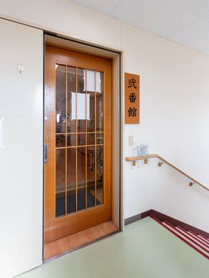 出入口のある廊下